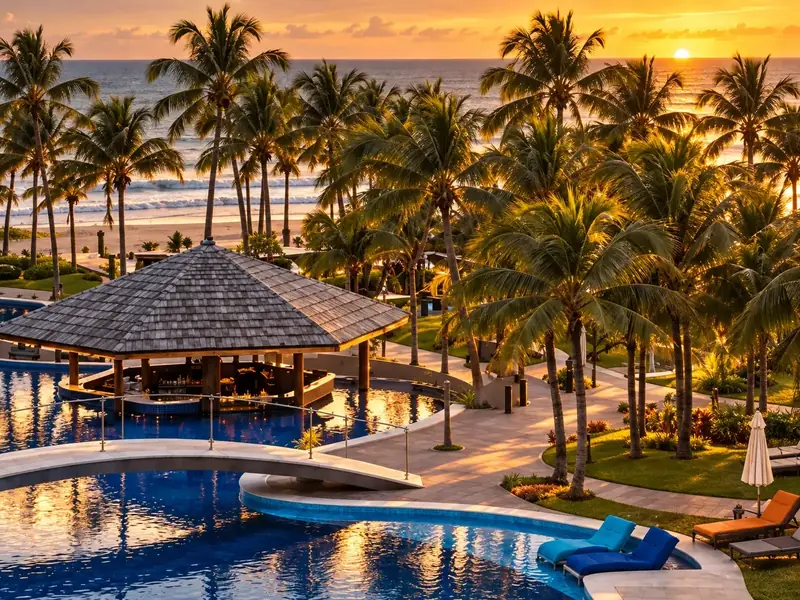 Piscina com bar e coqueiros à beira-mar, ao pôr do sol
