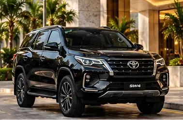 SUV Toyota SW4 preta na entrada de um hotel