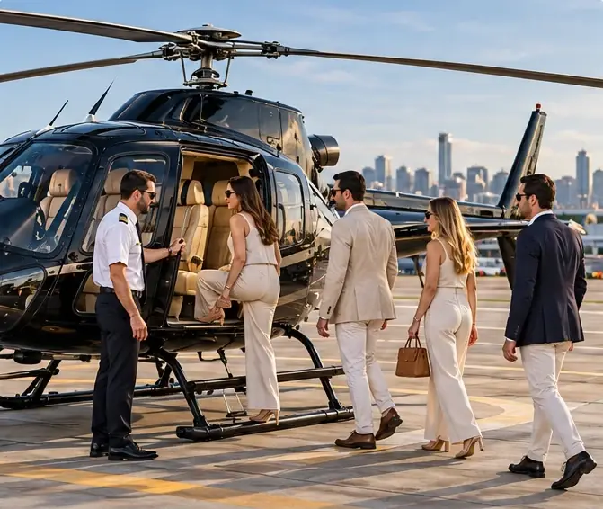 Piloto recebe passageiros elegantes no embarque de um helicóptero preto, com prédios ao fundo